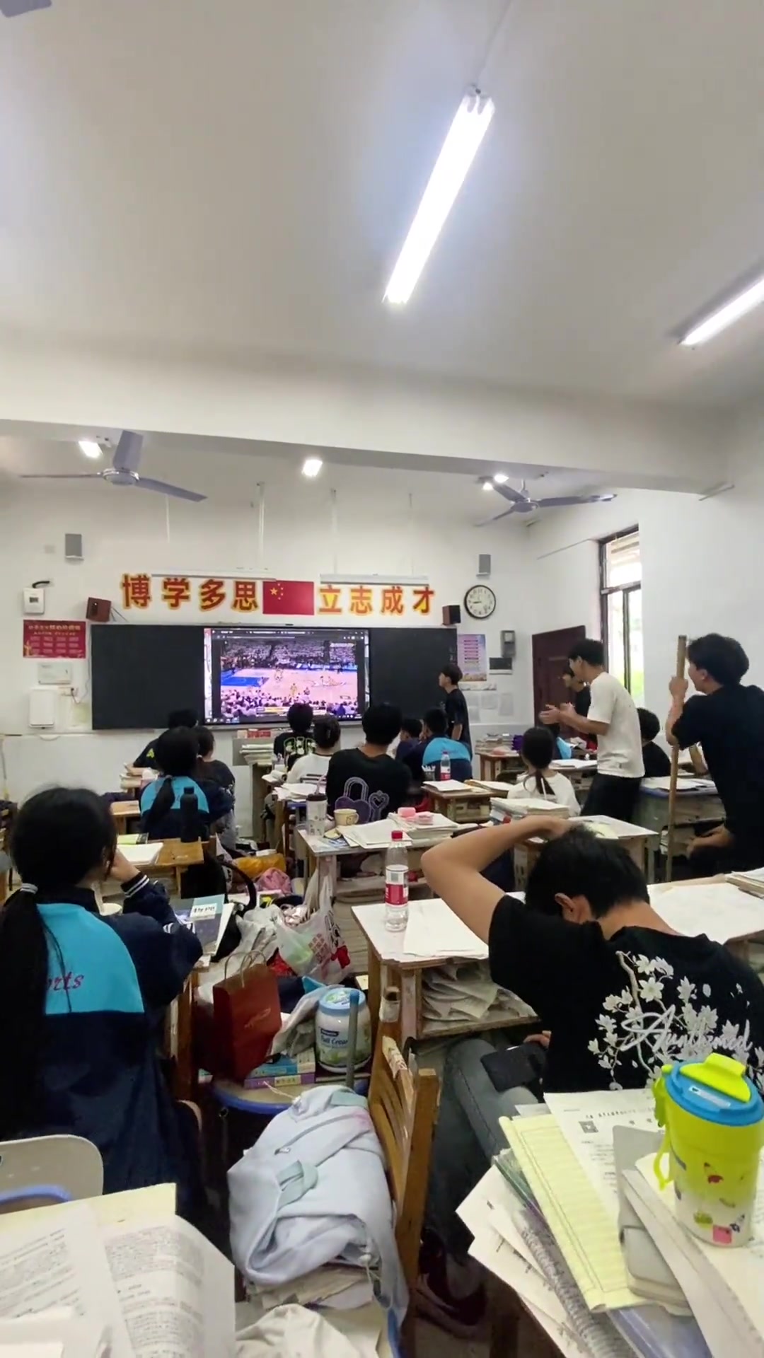 mk体育app官网完美的句号！😍高三学子跳上课桌庆祝绝杀 哈利惊现评论区