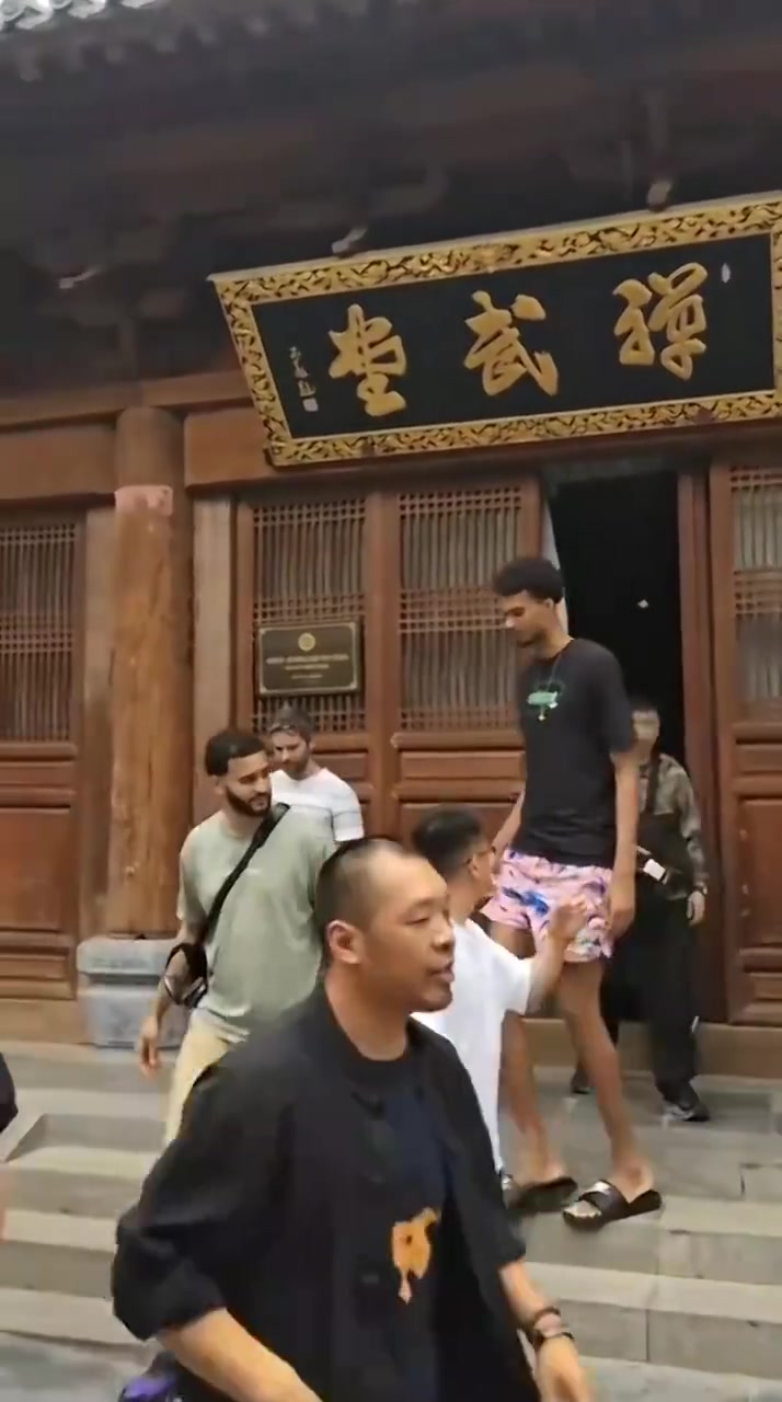mk体育平台网页版入口😂要出家吗？文班亚马参观少林寺&用斋饭 貌似还剃了光头
